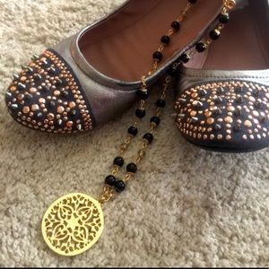 Cute new fashion necklace beaded w/ gold emblem